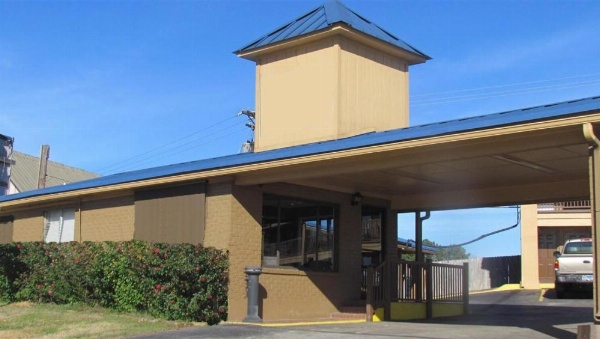 Xecutive Inn and Suites image 27