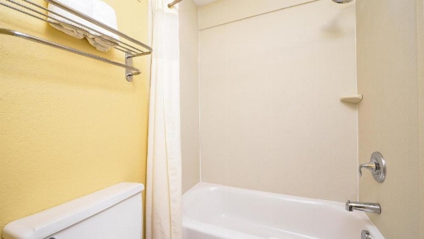 Xecutive Inn and Suites image 8